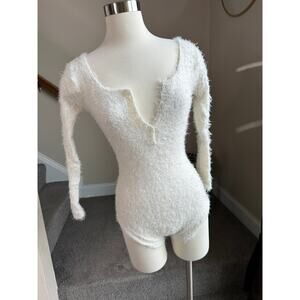 Zahlii Sleep fuzzy white romper, size small